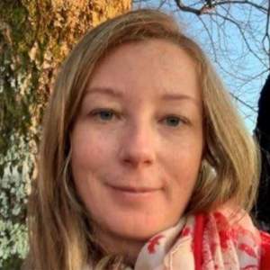 Foto da instrutora Mariana que é uma mulher branca de cabelos loiros